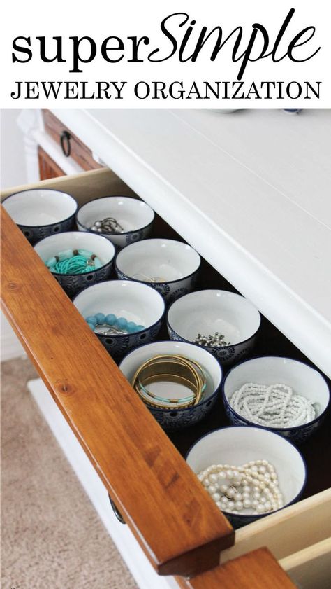 Super simple jewelry organization is not out of your reach. Check out how easy this tutorial is. It'll blow your mind how ridiculously easy it is! Jewelry Organization Ideas, Diy Drawer Organizer, Upcycle Storage, Jewelry Organizer Drawer, Wand Organizer, Jewelry Storage Diy, Diy Jewelry To Sell, Diy Organizer, Diy Wand