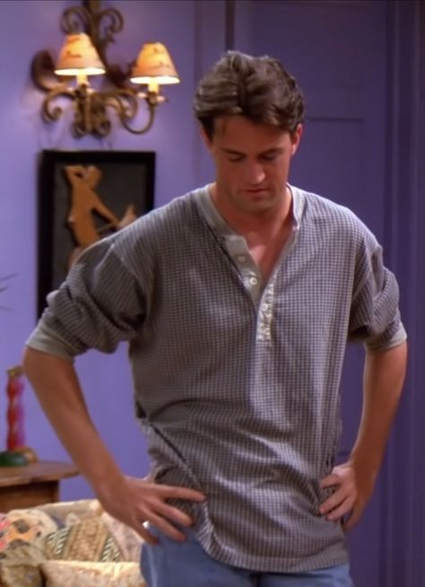 Season 1 Chandler Bing, Chandler Season 1, Chandler Bing Season 1, Season 1 Chandler, Chandler Outfits, Chandler Aesthetic, Chandler Bing Outfits, Friends Wardrobe, Friends Season 1