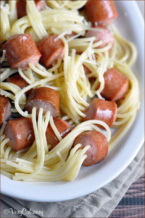 Hot Dog Spaghetti, Raw Spaghetti, Recipes For Picky Eaters, Sauce Spaghetti, Hot Dog Recipes, God Mat, Spaghetti Recipes, Dog Recipes, Noodle Recipes