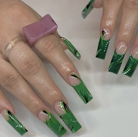 90s Nail Ideas, Green Nails Y2k, Dark Green Nails Y2k, Green 90s Nails, 90s Acrylic Nails Art Designs, Green Y2k Nails, 90s Nails Designs, Green 2000s Nails, Old School Nail Designs 90s