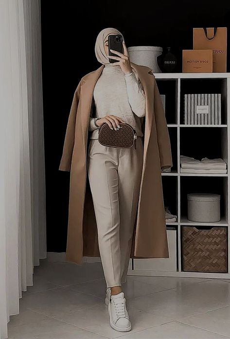 Smart Casual Look Women, Hijab Street Fashion, Modest Winter Outfits, Hijab Fashion Summer, Hijab Trends, University Outfit, Classy Winter Outfits, Color Combos Outfit, Hijabi Outfits Casual