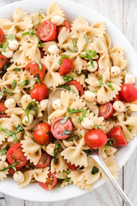 caprese pasta salad hero image Best Italian Appetizers, Light Pasta Sauce, Cabin Meals, Dorm Meals, Salad With Pasta, Pasta Summer, Caprese Pasta Salad Recipes, Bbq Pasta, Amazing Salads