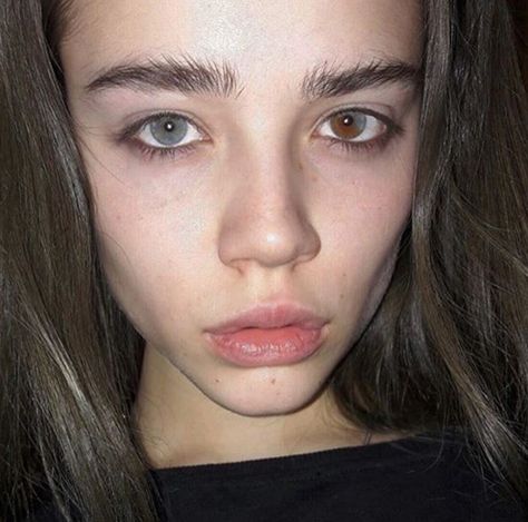 °•.* pinterest: squishymonster1 °•.* Hetrochormia Eyes Girl Aesthetic, Unique Eye Color Character Inspiration, Unique Eye Color, Heterochromia Eyes, Beautiful Eyes Color, Job Tweets, Thick Eyebrows, Raw Beauty, Gorgeous Eyes