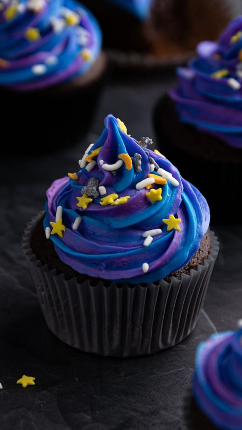 Galaxy Cupcakes Coraline Cupcakes Ideas, Coraline Bday Cake, Coraline Desserts, Coraline Cupcakes, Witchy Cupcakes, Celestial Cupcakes, Acotar Food, Anime Cupcakes, Cauldron Cupcakes