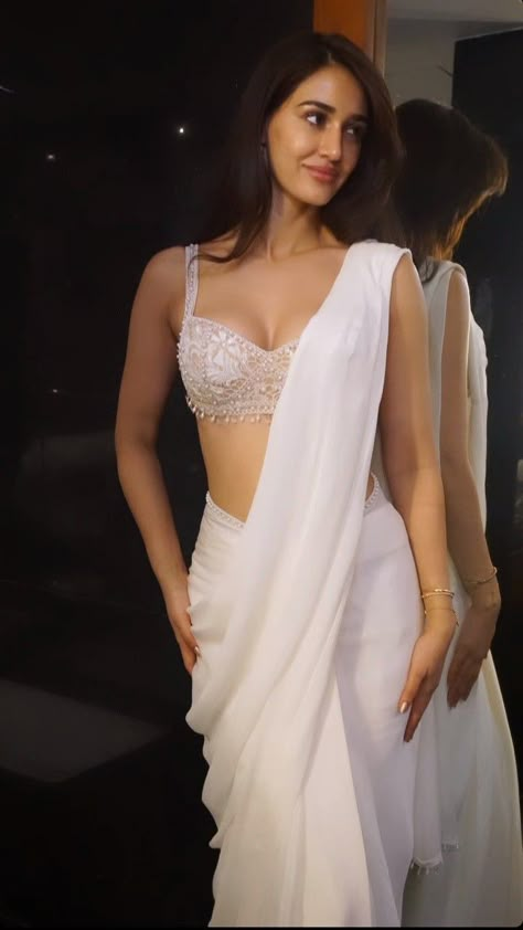 Disha Patani In Saree, Saree Wearing Styles, New Saree Blouse Designs, Fashionable Saree Blouse Designs, Fancy Sarees Party Wear, Traditional Indian Dress, Desi Fashion Casual, Makeup Mistakes, Indian Fashion Saree