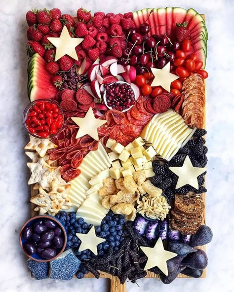 Now that’s a 4th of July celebration done right! We’re all about this charcuterie board from @psimadethis and @thedelicious. Happy 4th all! Patriotic Food, 4th Of July Desserts, Charcuterie Inspiration, Fourth Of July Food, Snack Board, Party Food Platters, Charcuterie And Cheese Board, Charcuterie Recipes, Party Platters