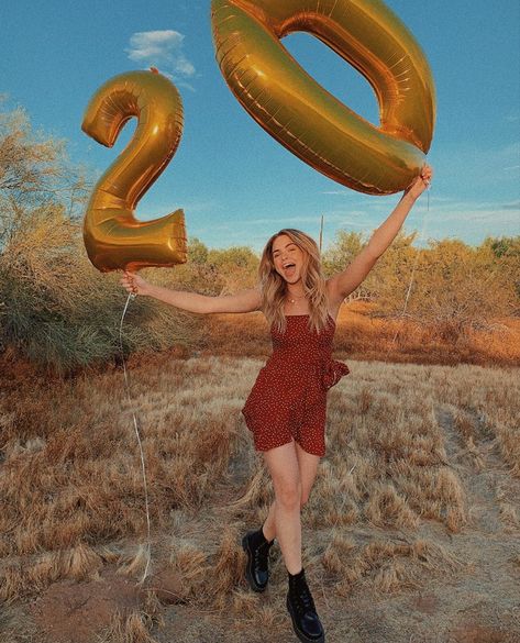 Number Balloons Photoshoot, Summer Mckeen, Birthday Balloons Pictures, Birthday Party Photography, Balloon Pictures, 21st Birthday Photoshoot, Cute Birthday Pictures, Birthday Photography, Trik Fotografi