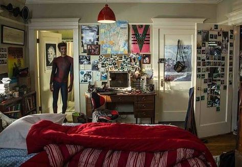 mary jane watson love bot on Twitter: "THE peter parker bedroom idc… " Peter Parkers Bedroom, Peter Parker Room Aesthetic, Tasm Peter Parker Aesthetic, Peter Parker Bedroom, Peter Parker Room, Amazing Spiderman Aesthetic, The Amazing Spiderman Aesthetic, Spider-man Room, Tasm Peter Parker