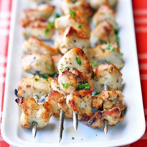 Chicken Kabobs in Oven Oven Chicken Kabobs, Mediterranean Chicken Skewers, Kabobs Chicken, Healthy Breakfast Bowl, Juicy Baked Chicken, Grilling Recipes Sides, Chicken Recipes Video, Grilled Steak Recipes, Healthy Grilling Recipes