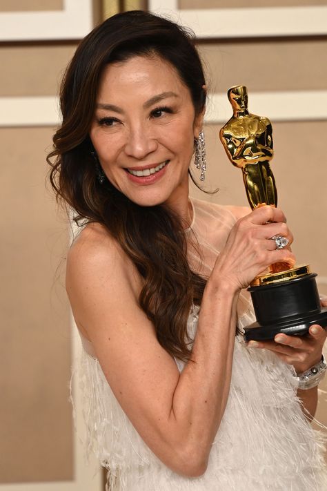 Michelle Yeoh Made Oscar History in White Check more at https://waowfashion.com/2023/03/14/michelle-yeoh-made-oscar-history-in-white/ Michelle Yeoh Oscars, Michelle Yeoh, Oscar Winners, Red Carpet Looks, Best Actress, Daily Look, Drawing People, Color Choices, Anatomy