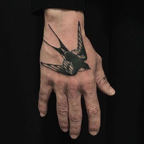 Hand Tattoos Tatuajes En Manos Swallow Hand Tattoo, Swallow Tattoo Design, Swallow Bird Tattoos, Le Tattoo, Vogel Tattoo, Sparrow Tattoo, Swallow Tattoo, Tattoo Inspiration Men, Geniale Tattoos