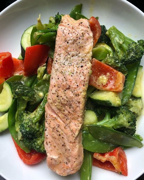 @persi_pt on Instagram: “Variations of the same dinner; steamed fish and vegetables with a butter mustard sauce. Buckwheat optional #nutrionist #healthy #dinner…” Salmon With Seaweed, Stone Ground Mustard Salmon, Lemon Butter Fish Fillet, Miso Mustard Salmon, Steamed Fish In Bamboo Steamer, Steamed Fish, Cook At Home, Buckwheat, Mustard