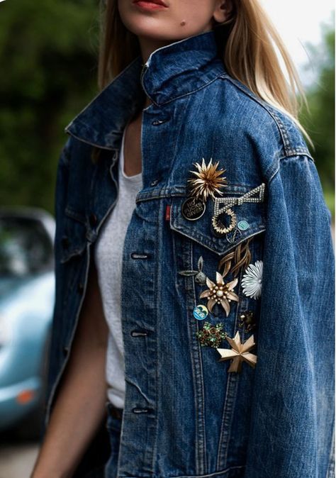 10 Fresh New Ways to Wear Brooches and Pins - Cindy Hattersley Design Sale Marketing, Upcycled Jackets, Embellished Clothing, Jacket Pins, Basic Wardrobe, Trendy Swimwear, Embellished Denim, Fine Linen, Mode Inspiration