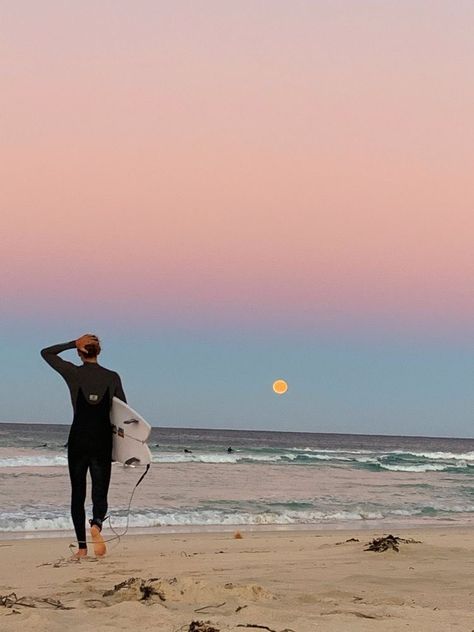 Surfing Aesthetic Boy, Australia Aesthetic, Surfer Vibes, Morning Moon, Surf Aesthetic, Surfing Pictures, Surf House, Summer Morning, Hawaii Life