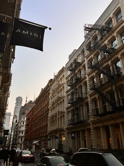 Soho Apartment Aesthetic, Soho Loft Nyc, Soho Apartment Nyc, Soho Nyc Apartment, Nyc Apartment Aesthetic, Soho Apartment, Nyc Coffee Shop, Nyc Vibes, Nyc Loft