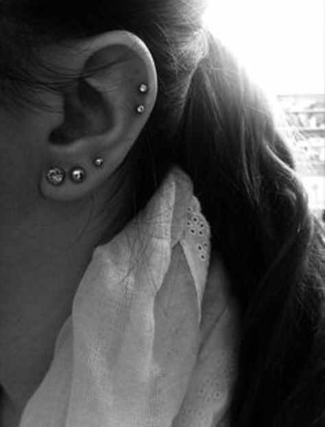 So cute. Piercing Lobe, Double Cartilage, Different Ear Piercings, Vintage Tattoos, Ear Piercing Ideas, Pretty Ear Piercings, Septum Piercings, Cute Ear Piercings, Helix Piercings