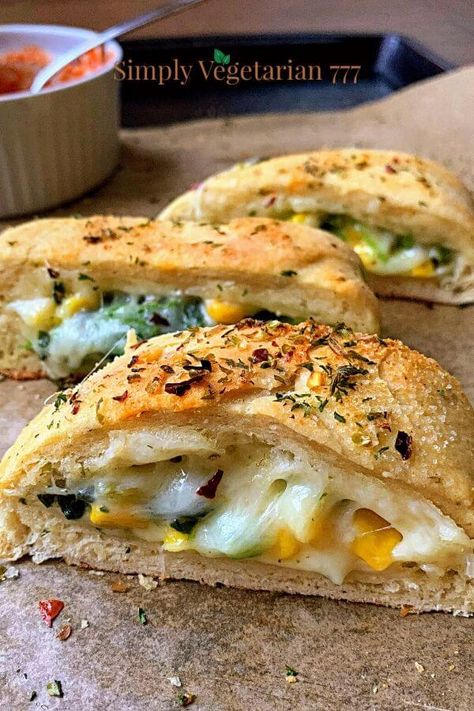 Stuffed Cheesy Bread Domino's Style Dominos Cheesy Bread Recipe, Stuffed Cheesy Bread Recipes, Dominos Stuffed Cheesy Bread, Dominos Garlic Bread, Stuffed Garlic Bread, Cheesy Bread Recipe, Cauliflower Breadsticks, Spinach Bread, Foodie Lover