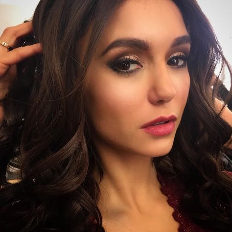 Nina Dobrev Makeup, Hallowen Schminke, Vampire Diaries Makeup, Nina Dobrev Hair, Masquerade Makeup, Katherine Pierce Outfits, Nina Dobrev Style, Brown Eyes Pop, Katerina Petrova