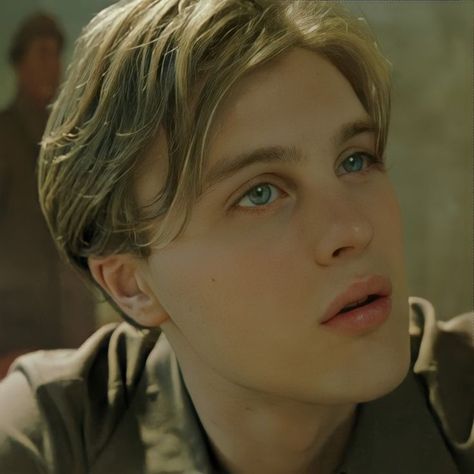 Michael Pitt as Matthew in The Dreamers (2003) The Dreamers 2003, Michael Pitt, Face Drawing Reference, Boys Dpz, Cillian Murphy, Male Art, Face Drawing, Black Jacket, The Dreamers