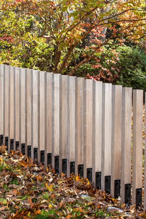 Modern Farm Fence, Minimalist Fence, Townhouse Front Yard Landscaping, Natural Fencing, Modern Fences, Renovated Farmhouse, Driveway Entrance Landscaping, Low Fence, Nature Details