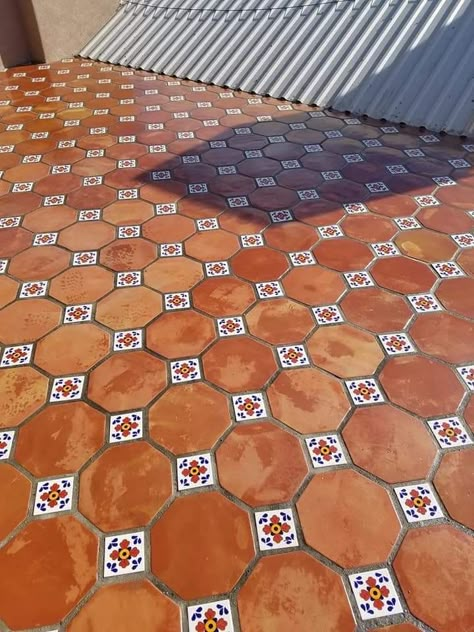 Mexican Style Flooring, Terracotta Tiles Outdoor, Spanish Floor Tiles, Home Tiles Design, Patio Chico, Spanish Style Home Interior, Mexican Tile Floor, Outdoor Tile Patio, Modern Mexican Home Decor