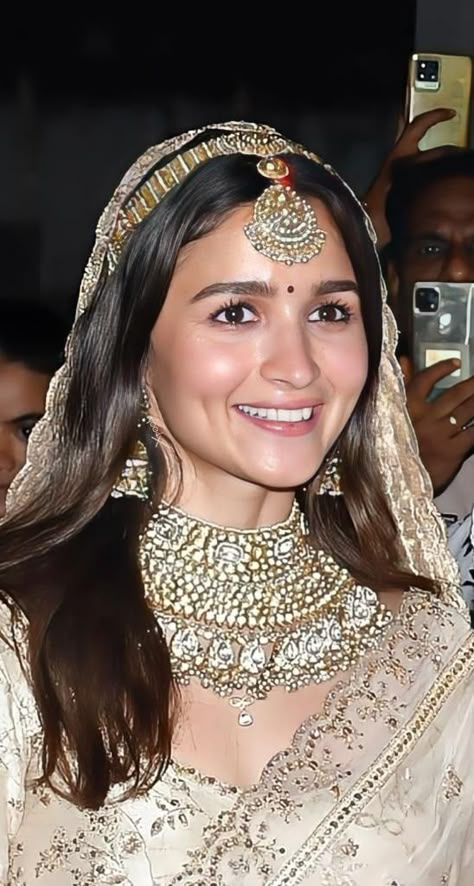 Alia Bhatt Wedding, Wedding Day Poses, Private Ceremony, Indian Bridal Photos, Bridal Lehenga Collection, Body Weight Leg Workout, Gemini Woman, Bridal Dress Fashion, Cute Couple Poses