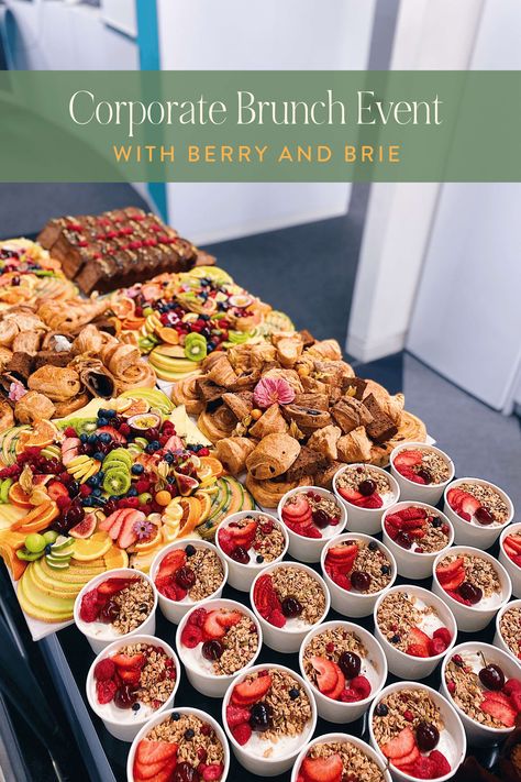 Catered Breakfast Boxes, Haverst Table Food, Corporate Buffet Food Displays, Corporate Grazing Table, Brunch Setting Table, Corporate Breakfast Catering, Corporate Brunch Ideas, Brunch Meeting Food Ideas, Corporate Brunch Event