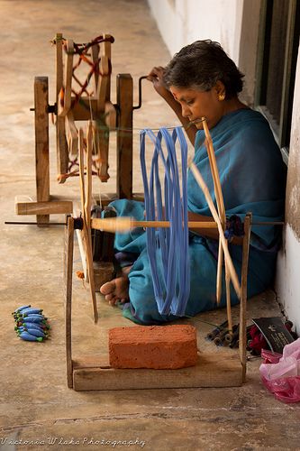 Spinning in India Amazing India, Tenun Ikat, Handloom Weaving, Spinning Wheels, India Culture, Spinning Yarn, Spinning Fiber, We Are The World, Spinning Wheel