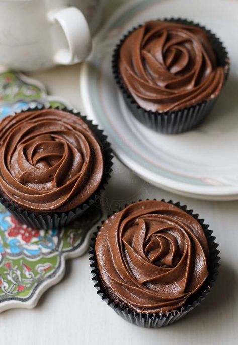 Sour Cream Chocolate Cupcakes #cupcakes #dessert #chocolate Old Fashioned Chocolate Cake, Sour Cream Chocolate Cake, Mint Chip Ice Cream, Baking Photography, Best Cupcake, Chocolate Recipes Easy, Fun Cupcake Recipes, Cupcake Recipes Chocolate, Cookie Cake Recipe