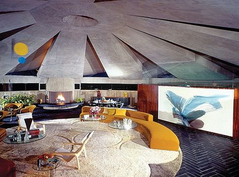 House for Mr Arthur Elrod, Palm Springs, California, 1968. Elrod house, architect John Lautner. John Lautner, Don Draper, Top Architects, Mid Century Architecture, Memphis Design, Architect House, Vintage Interiors, Home Icon, Futuristic Architecture