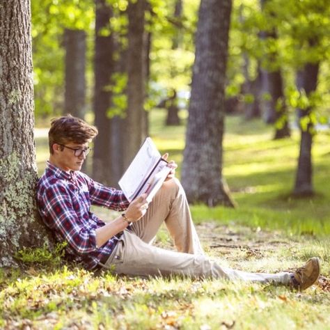 Holding Book Pose, Book Pose, Guy Posing, Ivy Look, The Ivy League, Country Guys, Men's Fashion Tips, Preppy Men, Ivy Style