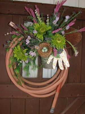 Garden Hose Wreath at TidyMom.net Hose Wreaths, Hose Wreath, Garden Hose Wreath, Eco Crafts, Door Wreaths Diy, Summer Wreaths, Spring Wreaths, Water Hose, Wreath Crafts