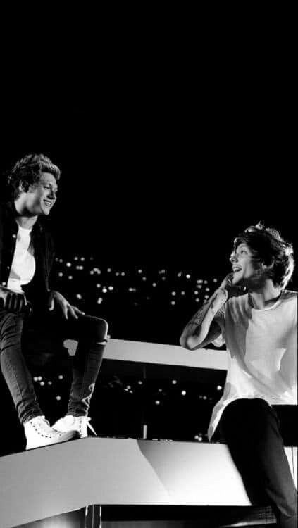 Nouis ❤️ One Direction Background, Gambar One Direction, One Direction Wallpaper, Black And White Picture Wall, One Direction Photos, Irish Princess, One Direction Humor, One Direction Memes, One Direction Videos