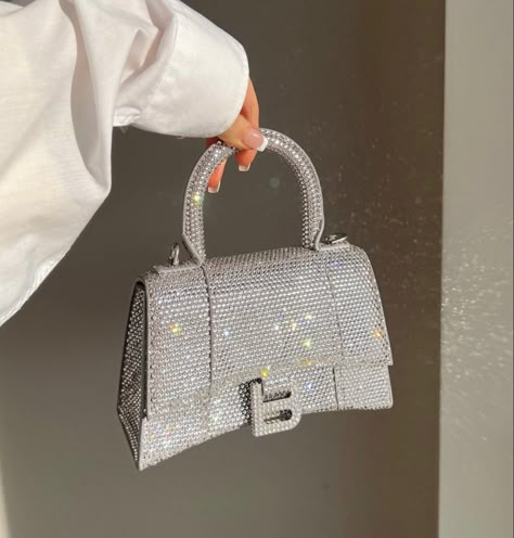 Edgy Accessories, Luxury Bags Collection, Handbag Essentials, Girly Bags, Luxury Purses, Fancy Bags, Balenciaga Bag, Pretty Bags, Designer Shoulder Bags