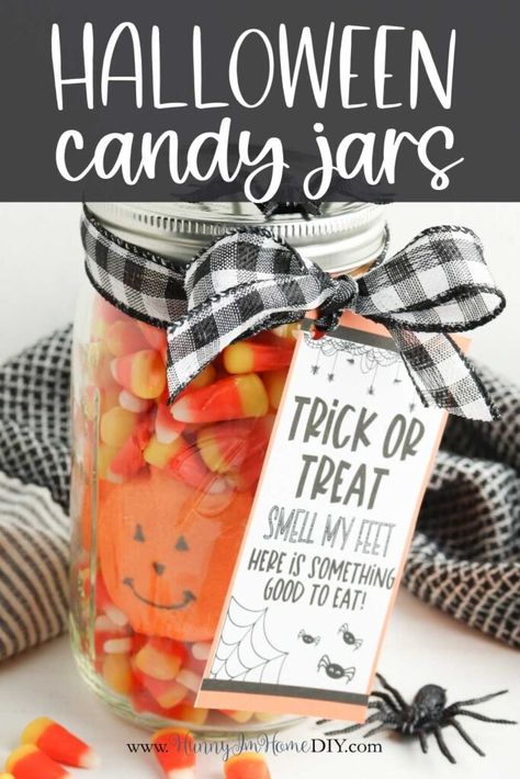 Halloween Mason Jar Gifts, Candy Mason Jars, Dollar Store Halloween Crafts, Dollar Tree Halloween Crafts, Halloween Candy Jar, Mason Jar Candy, Mason Jar Gift, Dollar Store Halloween Decorations, Halloween Jars