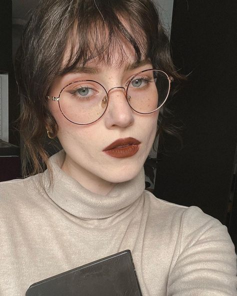 Dark Academia Make Up Look, Dark Academia Makeup Aesthetic, Dark Academic Make Up, Dark Academia Makeup Looks Simple, Academia Makeup Aesthetic, Dark Academia Eye Makeup, Cozy Makeup Looks, Glasses Dark Academia, Librarian Makeup