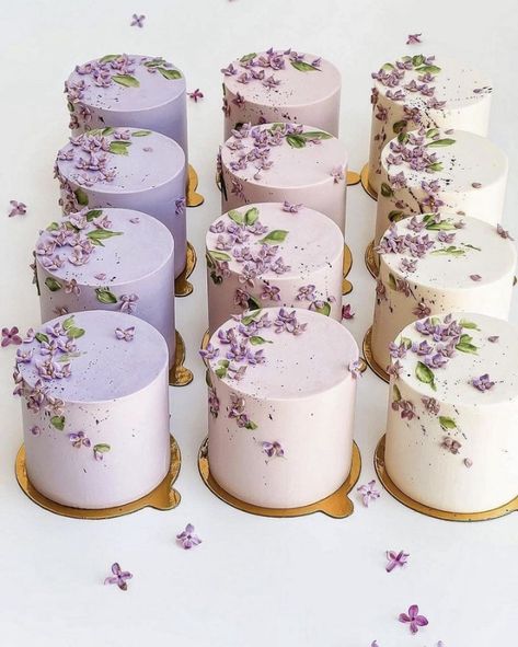 Lilac Colored Cake, Birthday Lavender Theme, Lila Cake Shop, Lavender Colored Cake, Lavender Birthday Theme, Lavender Color Cake, Lilac Birthday Decorations, Lavender Baby Shower Cake, Lavender Theme Birthday Party