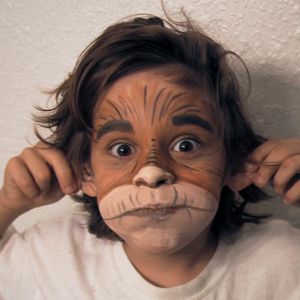 Affen schminken Monkey Face Makeup, Monkey Face Paint Easy, Monkey Face Paint, Monkey Makeup, Wizard Of Oz Musical, Cute Clown Makeup, Jungle Thema, Book Day Costumes, Face Painting Easy