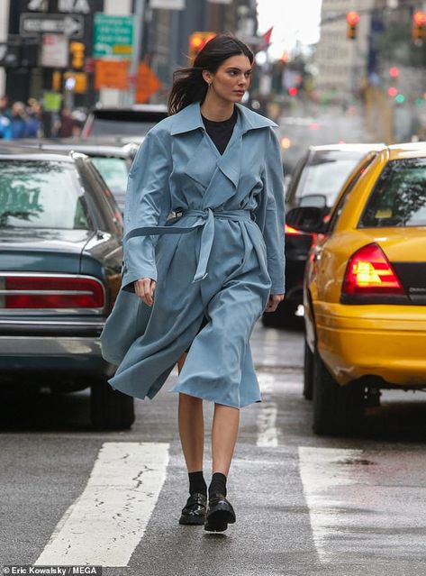 Kendall Jenner looks typically chic in a light blue trench coat Blue Trench Coat Aesthetic, Light Blue Trench Coat Outfit, Kendall Jenner Light, Light Blue Trench Coat, Kendall Jenner Looks, Light Blue Coat, Trench Coat Outfit, Blue Trench Coat, Blue Coat