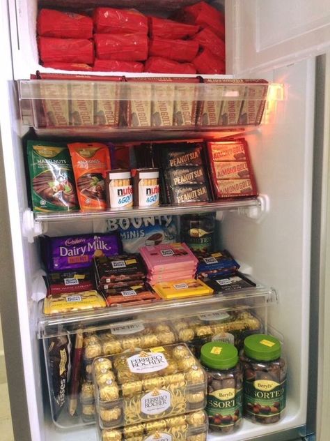 Snacks Sleepover, Dream Fridge, Sleepover Snacks, Snack Station, Pantry Fridge, Snack Organizer, Sleepover Food, Kitchen Organization Pantry, Junk Food Snacks