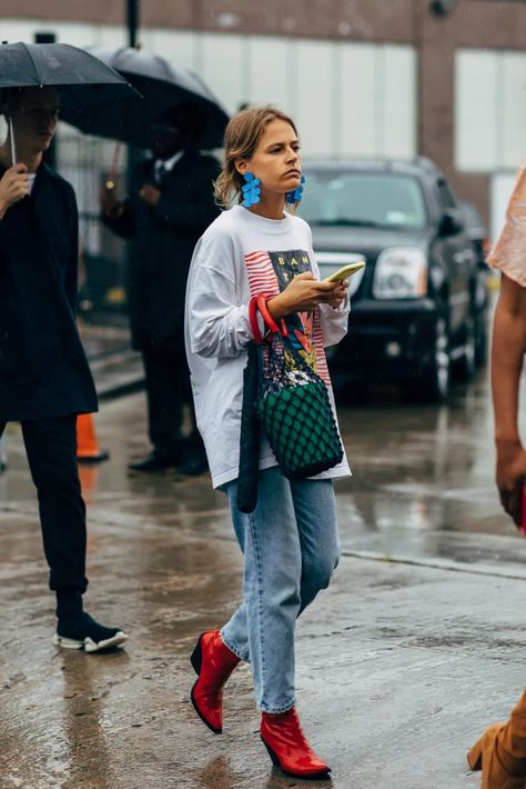 Style a sweatshirt and jeans with the coolest earrings, boots, and bag. Street Style 2018, Model Street Style, Popsugar Fashion, 50 Style, Looks Street Style, Mode Inspo, Cute Everyday Outfits, Cool Street Fashion, 가을 패션