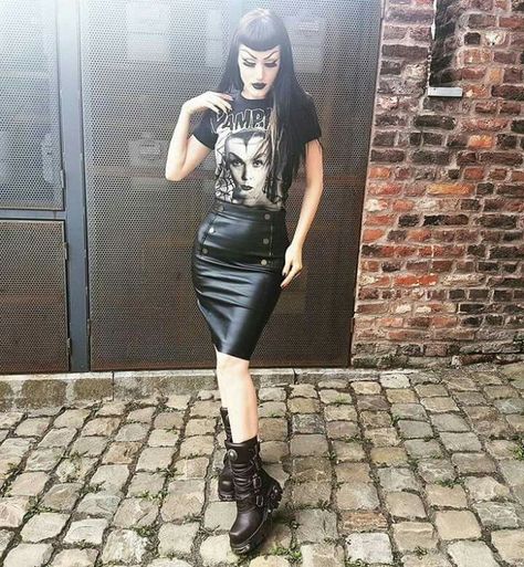 Falda Vinipiel <3 Gothabilly Fashion, Dark Beauty Fashion, Goth Glam, Goth Look, Style Gothic, Goth Style, Hipster Outfits, Rocker Chic, Rockabilly Fashion