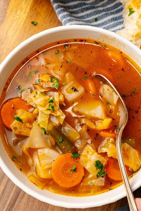 Garden Vegetable Soup is easy to make, low in fat and calories and features flavors that can be enjoyed during any season. Best Cabbage Soup, Cabbage Soup Crockpot, Cabbage Soup Diet Plan, Soup Cabbage, Easy Cabbage Soup, Garden Vegetable Soup, Cabbage Soup Diet Recipe, Cabbage Soup Diet, Fat Loss Foods