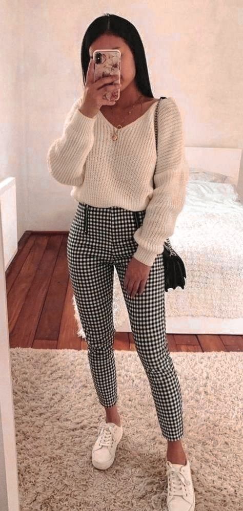 Black And White Checkered Pants Outfit, Plaid Leggings Outfit, Pullover Sweaters Outfits, Flannel Outfits Fall, Plaid Pants Outfit, Pants Outfit Work, White Pants Outfit, Winter Pants Outfit, Black And White Pants