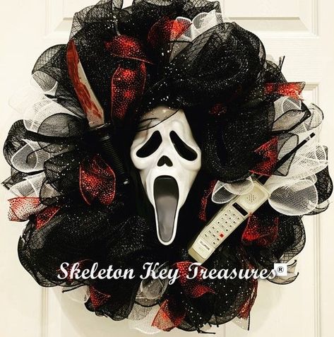 for the Ghost Face/Scream fans! Scream Wreath, Ghost Face Mask, Unique Wreath, Plastic Mask, Scream Halloween, Ghost Diy, Ghost Face, Ghost Faces, Horror Characters