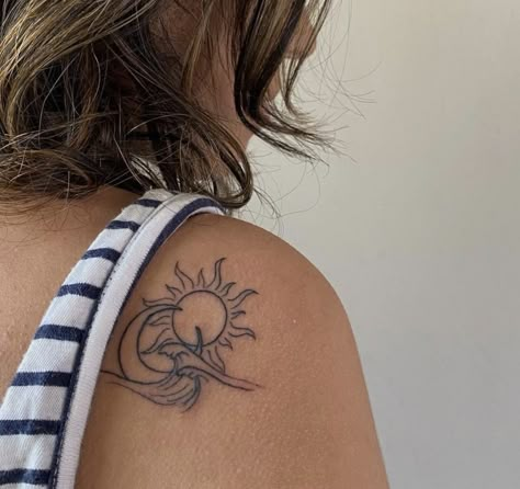 Sun Moon Wave Tattoo, Simple Hippie Tattoos, Tattoo Fashion Clothing, Tattoo Placement Arm, Small Back Tattoos, Hippie Tattoo, Ribcage Tattoo, Hand Tattoos For Girls, Sharpie Tattoos