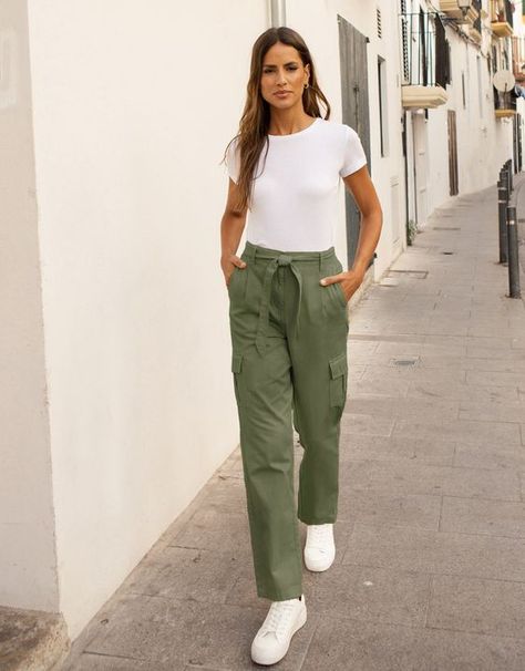 How To Style Green Cargo Pants For Women 5 Easy Steps 2024 Olive Green Cargo Pants Outfit, Style Green Cargo Pants, Olive Cargo Pants Outfit, Cargo Outfits Women, Green Trousers Outfit, Cargo Outfits, Green Cargo Pants Outfit, Olive Green Cargo Pants, Olive Green Jeans