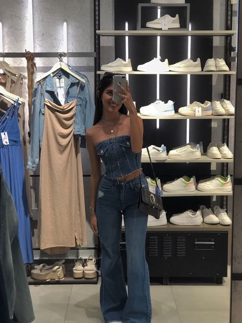 Demin, blue jean, top jean, trendy outfit, aesthetic, insta pics, ootd, photo idea Denim Bandeau Top Outfit, Demin Tops Outfit, Demin On Demin Outfits, Demin On Denim Outfit, Denim Tube Top Outfit, Blue Tube Top Outfit, Bandeau Top Outfits, Tube Outfit, Demin Outfit