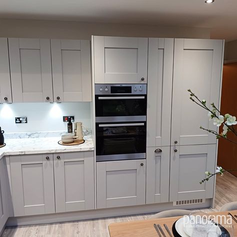 Howdens U Shaped Kitchen, Pale Grey Shaker Kitchen, Howdens Shaker Kitchen Dove Grey, Magnet Kitchen Shaker, Small Shaker Kitchen Ideas, Grey Shaker Kitchen Ideas, Cornforth White Kitchen, Smile Kitchen, Dove Grey Shaker Kitchen