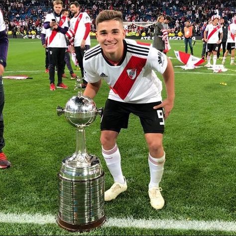 " amigo mira que es terrible " " sos terrible eh" #fanfiction #Fanfiction #amreading #books #wattpad Julia Alvarez, Julian Alvarez, River Plate, Old Pictures, Cristiano Ronaldo, Neymar, Football Players, Ronaldo, Books Wattpad